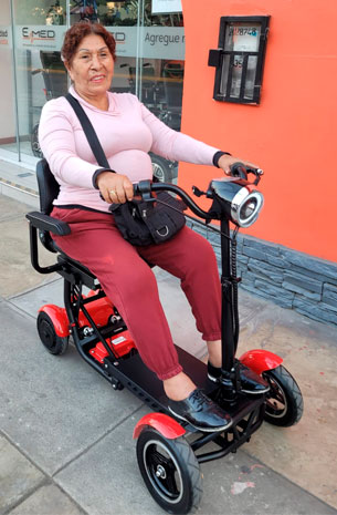 Antonia se transporta libremente con nuestro scooter eléctrico Mini Urban